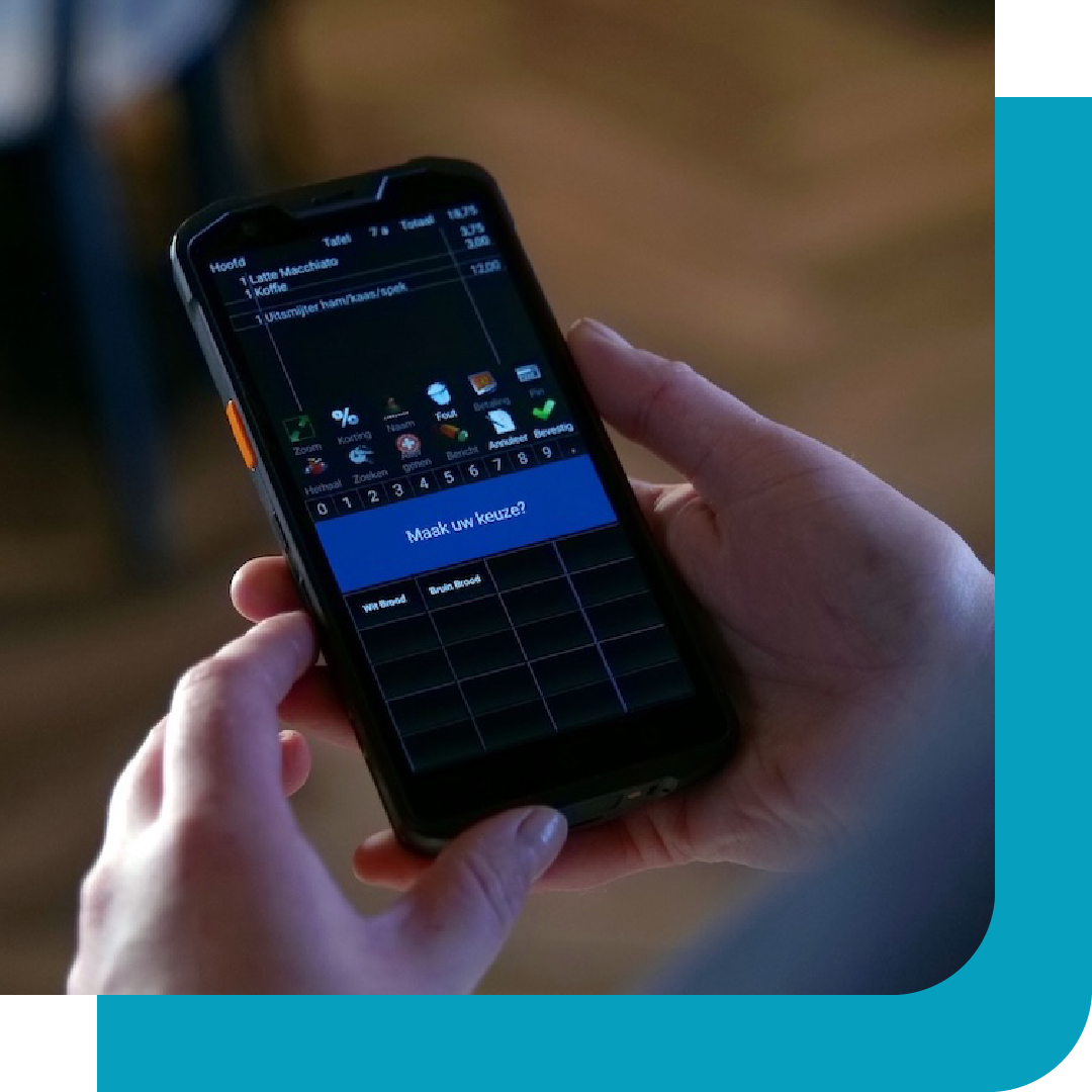 Bediening neemt een bestelling op met een untill handheld