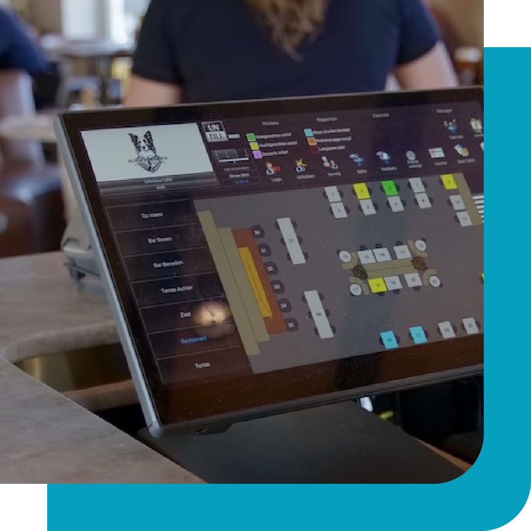 Bediening werkt met het untill kassasysteem in een restaurant