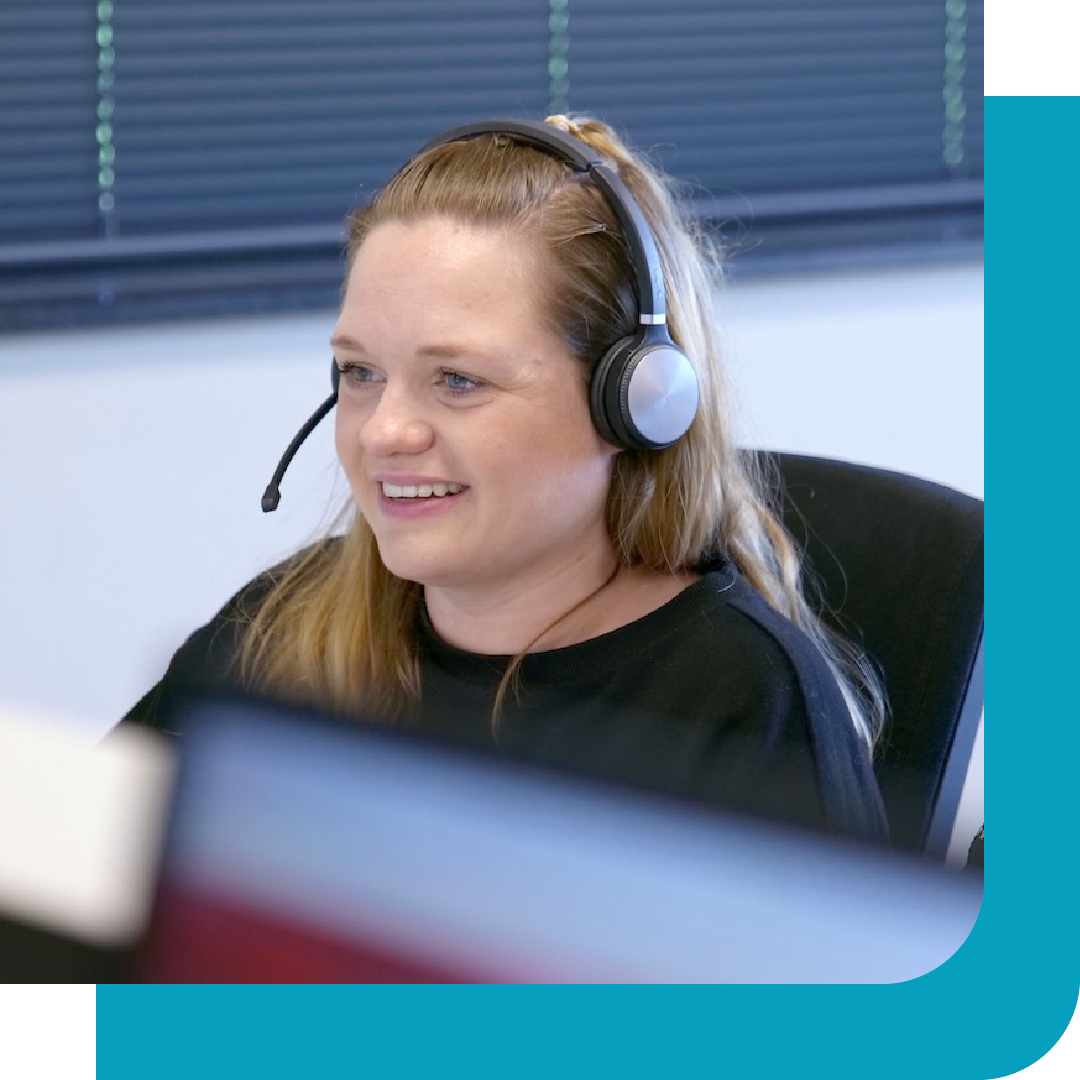 UPTA supportmedewerker Rowan in gesprek