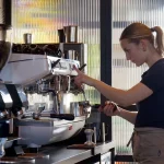 horeca bediening maakt koffie bij het schippershuis numansdorp