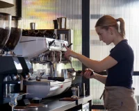 horeca bediening maakt koffie bij het schippershuis numansdorp