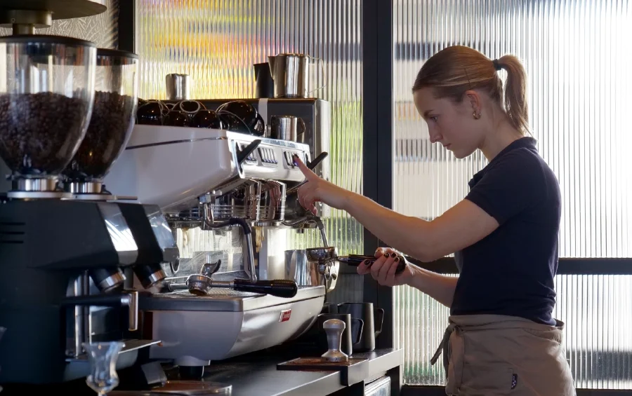 horeca bediening maakt koffie bij het schippershuis numansdorp